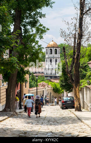 Les touristes dans la vieille ville avec l'église de St Constantin et Hélène dans l'arrière-plan, à Plovdiv, Bulgarie, Europe Banque D'Images