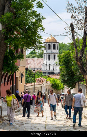 Les touristes dans la vieille ville de Plovdiv avec l'église de Saint Constantin et Hélène dans l'arrière-plan, à Plovdiv, Bulgarie, Europe Banque D'Images