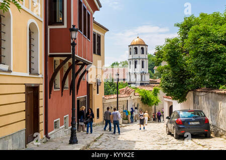 Les touristes dans la vieille ville de Plovdiv avec l'église de Saint Constantin et Hélène dans l'arrière-plan, à Plovdiv, Bulgarie, Europe Banque D'Images