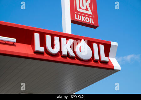 Le géant pétrolier russe Lukoil, signe à l'une de ses stations-service en France, l'Europe de l'Est Banque D'Images