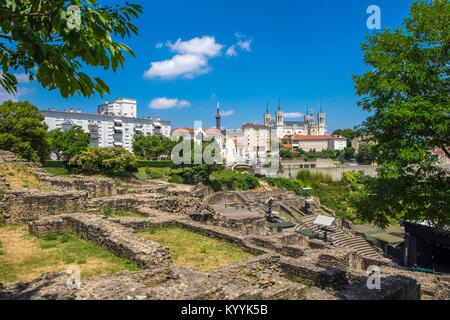 Lyon, France - Les ruines de l'amphithéâtre romain, théâtre antique de Fourvière, à Lyon, France avec la Basilique de Notre-Dame de Fourvière derrière Banque D'Images