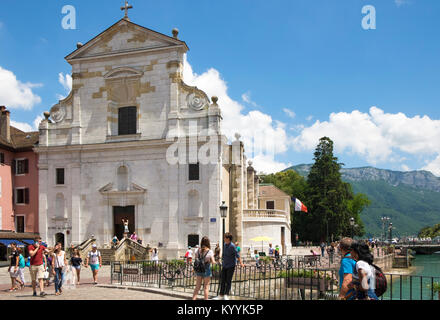 Les touristes à l'extérieur de l'église de Saint François de Sales, Annecy avec Lac d'Annecy, Haute Savoie, France, Europe Banque D'Images