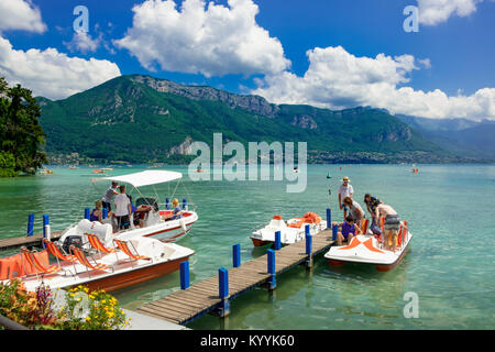 Bateaux sur le lac d'Annecy, Lac d'Annecy, Haute Savoie, France, l'Europe avec des montagnes derrière en été Banque D'Images