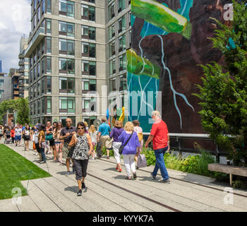 High Line New York ou highline, un parc avec des touristes et des gens qui marchent, Manhattan, New York City, USA Banque D'Images