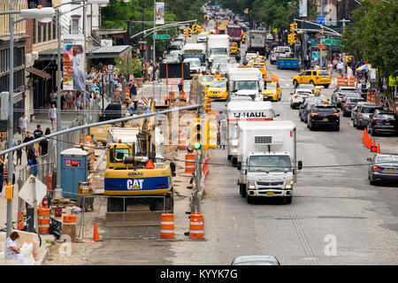 La congestion du trafic et les travaux routiers dans le Meatpacking district de Manhattan, New York City, USA Banque D'Images