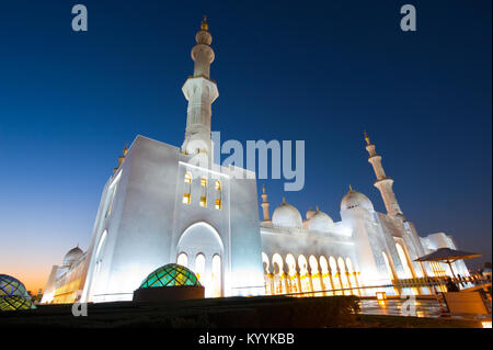 ABU DHABI, EMIRATS ARABES UNIS - DEC 31, 2017 : l'extérieur de la mosquée Sheikh Zayed à Abu Dhabi dans le crépuscule. C'est la plus grande mosquée du pays. Banque D'Images