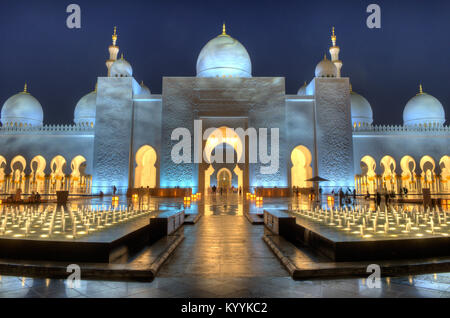 ABU DHABI, EMIRATS ARABES UNIS - DEC 31, 2017 : l'extérieur de la mosquée Sheikh Zayed à Abu Dhabi dans le crépuscule. C'est la plus grande mosquée du pays. Banque D'Images