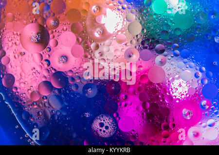 Macro fond abstrait coloré avec des gouttes d'huile dans l'eau Banque D'Images