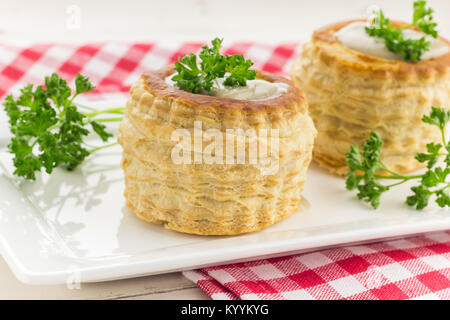 La pâte feuilletée le vol-au-vents rempli de ragoût de champignons, garni de persil frais Banque D'Images