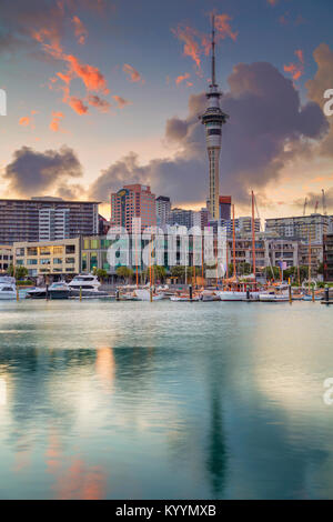 Auckland. Image de ville Auckland skyline, New Zealand pendant le lever du soleil. Banque D'Images