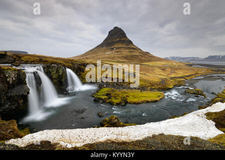 Paysage islandais incroyable en haut de la chute d'Kirkjufellsfoss avec Kirkjufell mountain en arrière-plan sur la côte nord de l'Islande Snaefells Banque D'Images