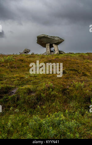 Kilclooney Dolmen à Donegal, Irlande est une construction mégalithique de circa 3500 BC. Haut stone est estimé à peser plus de 100 tonnes. Banque D'Images