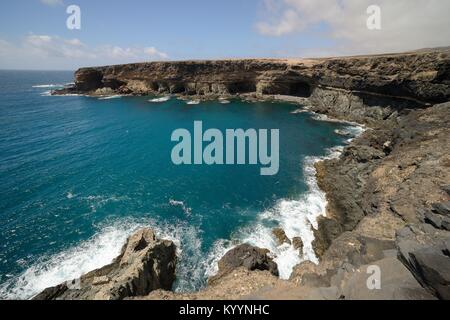 Aperçu de l'Anse Noire / Caleta Negra entouré de falaises de roche volcanique érodée, Monument Naturel d'Ajuy (Puerto de la Peña), à Fuerteventura. Banque D'Images