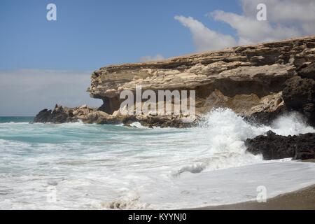 Falaises avec des couches de cendres volcaniques, pierre ponce et de lave d'éruptions successives, bien sapé et érodée par la mer, La Pared, Fuerteventura Banque D'Images