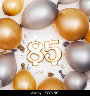 Numéro d'anniversaire 85 bougie avec des ballons d'or et d'argent Banque D'Images