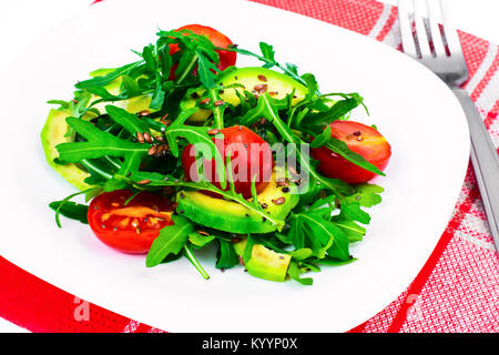 Salade de roquette à la lumière de l'alimentation, de l'avocat, tomates et graines de lin. Studio Photo Banque D'Images