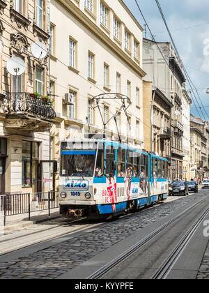 Lviv, Ukraine - Mai 31, 2016 : Le tramway électrique dans le centre-ville historique de Lviv. C'est le seul tramway dans l'ouest de l'Ukraine, le plus grand Banque D'Images