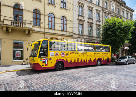 Lviv, Ukraine - Mai 31, 2016 : Bus Touristique Lviv attendent les touristes sur le centre-ville de Lviv, Ukraine. Banque D'Images