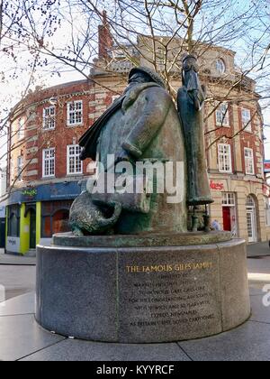 La célèbre famille Giles - Granny Giles et statue en famille Giles Circus Ipswich, Suffolk, UK. Mamie est à la recherche jusqu'au bureau où Giles a travaillé, Banque D'Images