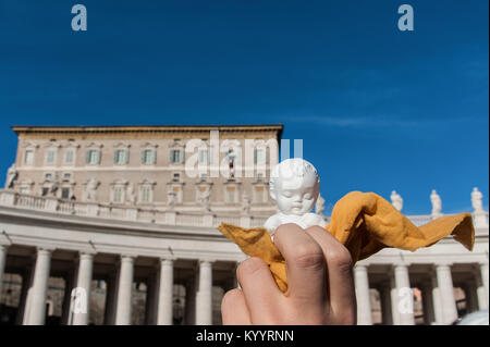 Un enfant est titulaire d'une statue de l'enfant Jésus comme le Pape François dirige sa prière de l'Angélus du dimanche, le jour de son anniversaire, sur la place Saint-Pierre au Vatican. Où : Cité du Vatican, Cité du Vatican, Saint-Siège Quand : 17 Déc 2017 Crédit : IPA/WENN.com **Uniquement disponible pour publication au Royaume-Uni, USA, Allemagne, Autriche** Banque D'Images