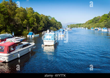 Balloch, Dunbartonshire, Ecosse - septembre 2, 2010 : bateaux amarrés sur le Loch Lomond sur une journée ensoleillée à proximité de Ploubazlanec en Ecosse Banque D'Images