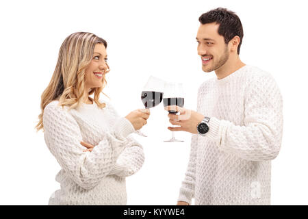 Jeune couple faire un toast avec du vin isolé sur fond blanc Banque D'Images