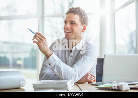 Portrait of handsome young man looking at Banque D'Images