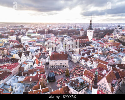 Vue aérienne de la vieille ville historique de Tallinn et c'est de tuiles rouges sur un jour nuageux. Tallinn, Estonie. Banque D'Images