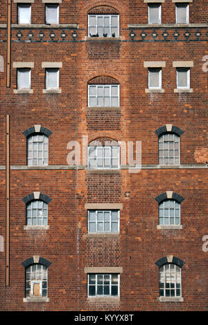 Mur de brique et les fenêtres sur un bâtiment industriel désaffecté à Tewkesbury, Gloucestershire, Royaume-Uni Banque D'Images
