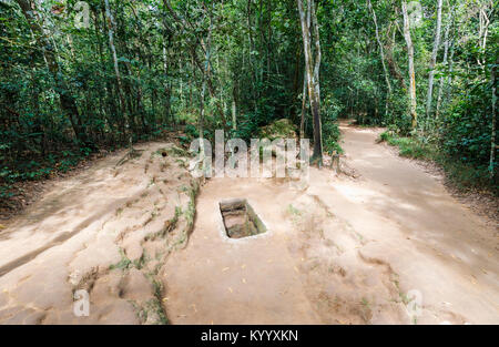 Entrée d'un tunnel dans l'emblématique, réseau de tunnels de Cu Chi Tunnels cachés Viet Cong, maintenant un parc commémoratif, Saigon (Ho Chi Minh Ville), le sud Vietnam Banque D'Images