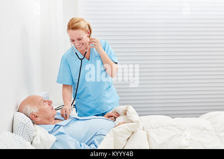 L'infirmière ou le médecin avec stéthoscope examine patient in hospital Banque D'Images