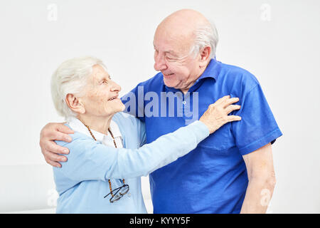 Happy senior couple hugging avec amour les uns les autres à la maison Banque D'Images