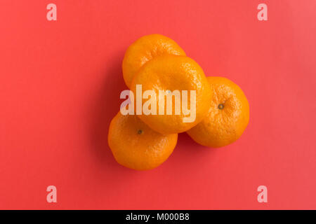 Concept de base du Nouvel An Chinois - Mandarin oranges sur fond rouge. Banque D'Images