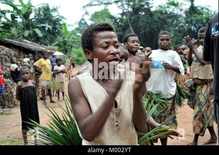 Des gens d'une tribu de pygmées Baka dans village de chant ethnique. La danse et la musique traditionnelles. Banque D'Images