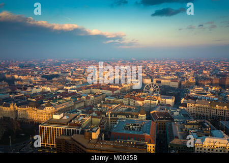 Budapest, Hongrie - Aerial skyline vue de Budapest, y compris de la basilique Saint-Étienne et la grande roue au coucher du soleil Banque D'Images