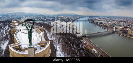 Budapest, Hongrie - Aerial skyline avec de la Statue de la liberté avec vue panoramique sur les toits de Budapest à l'heure d'hiver avec la neige et les nuages Banque D'Images
