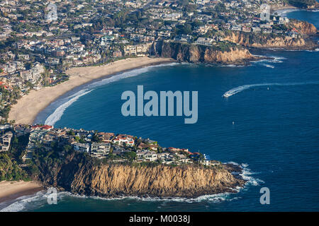 Vue aérienne de foyers aisés entourant scenic Emerald Cove à Laguna Beach, Californie. Banque D'Images