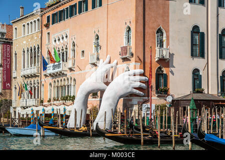 Mains géantes de sculpture et le Grand Canal en Vénétie, Venise, Italie, Europe. Banque D'Images