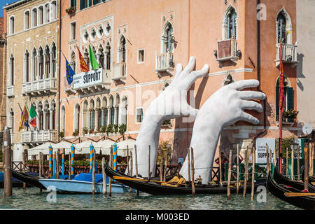 Mains géantes de sculpture et le Grand Canal en Vénétie, Venise, Italie, Europe. Banque D'Images