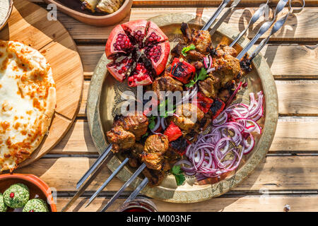 Shish kebab ou des brochettes, brochettes de viande grillée, un plat traditionnelle géorgienne, vue du dessus. Banque D'Images