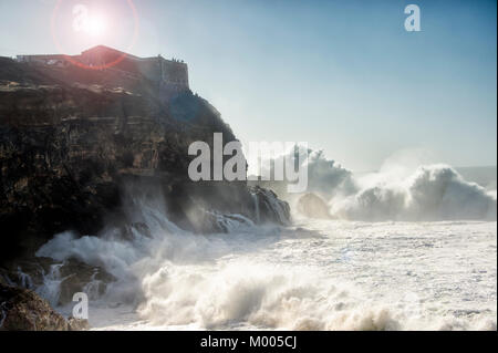 De grosses vagues idéales pour le surf et à Caldas da Rainha, Portugal. Banque D'Images