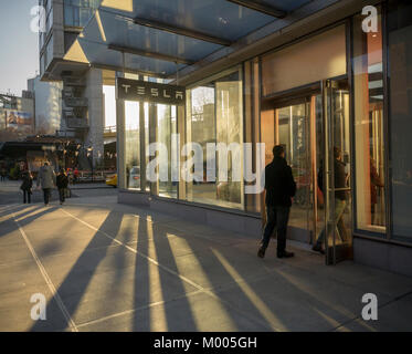 Visiteurs curieux de la nouvelle Tesla Motors showroom dans le Meatpacking district de New York le lundi 15 janvier, 2018. (Â© Richard B. Levine) Banque D'Images