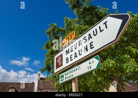 Inscrivez-vous sur la Route des Vins de Bourgogne et de vélos piste cyclable vers Meursault et Beaune sur la D113b à partir du centre de Puligny-Montrachet Bourgogne France Banque D'Images