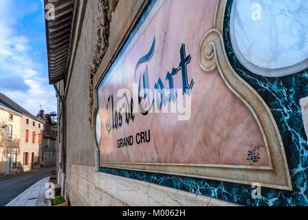 CLOS DE TART Grand Cru vin fleuri Clos de Tart sign in Morey-St-Denis, Côte d'Or, France Banque D'Images