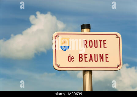 Route De Beaune panneau routier dans le centre de vinification domaine en fin d'après-midi sur la D974 à Aloxe Corton Bourgogne Côte d'Or France Banque D'Images