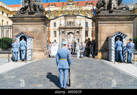 PRAGUE - RÉPUBLIQUE TCHÈQUE - le 29 août 2017 ; la modification de garde au Château de Prague, de nouvelles portes d'entrée gardes sentry des boîtes tout en attente et toutrist ancien Banque D'Images