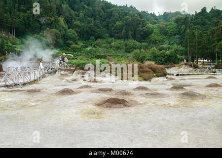 Les touristes visitant Caldeiras à Fumarolas da Lagoa das Furnas à Sao Miguel, Açores, Portugal Banque D'Images