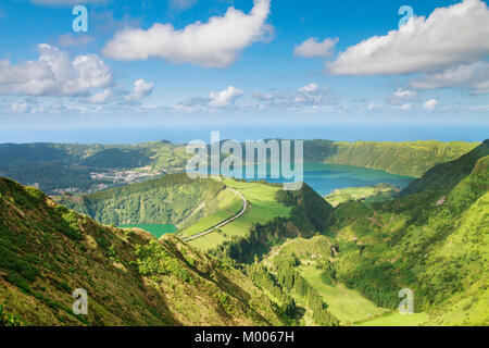 Vue imprenable de la Boca do Inferno Miradouro de Sete Cidades lacs, avec Lagoa Santiago à l'avant-plan et Lagoa Azul sur la droite à Sao Miguel Banque D'Images