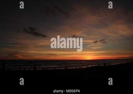 Magnifique Coucher de soleil sur la plage de Parangtritis Yogyakarta Banque D'Images