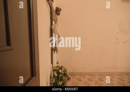 Crucifix en bois dans le Sanctuaire de la Santissima Annunziata à Gaeta, Italie Banque D'Images